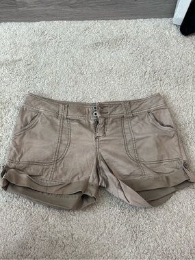 Vintage GUESS Women’s Casual Roll-Hem Shorts in Taupe